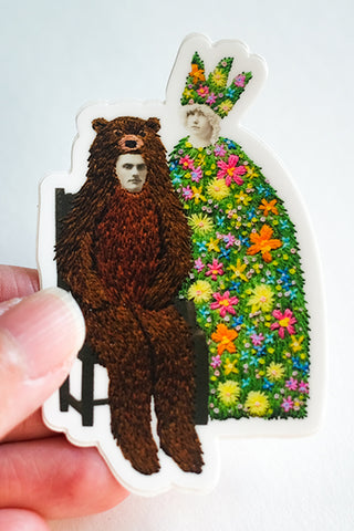 The queen and the bear - sticker